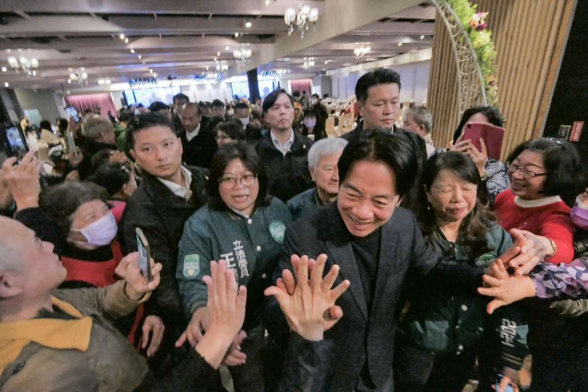 「感恩便當會」在一葉日本料理舉行，賴清德與蕭美琴於下午2點到場時現場響起歡呼聲，支持者簇擁而上，爭相擊掌、握手。 圖：取自王美惠臉書粉專