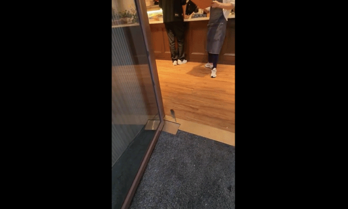 一隻老鼠從門口偷偷闖進超哥店內。 圖：翻攝自PPT