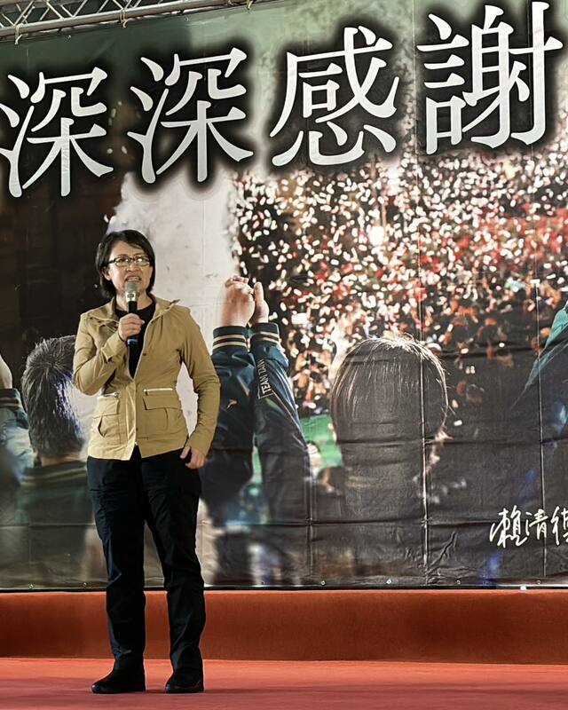 蕭美琴表示，在美國服務期間拜訪好幾家美國的無人機公司，他們都有高度興趣跟台灣做產業合作。相信以台灣人長期產業基地，加上美國及全世界帶來的更成熟的技術，一起合作、推動無人機的發展，嘉義在無人機領域可以有很大的作為。 圖：取自翁章梁臉書粉專。