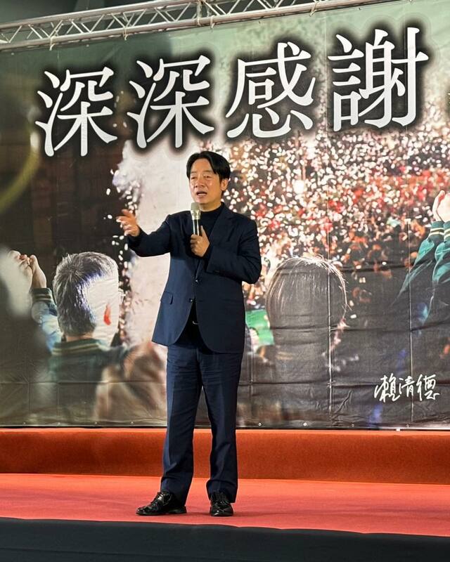 賴清德表示，他會延續蔡總統政策繼續大力推廣無人機，因為這是符合時代的需要。不只是國安國防，商業農業交通各行各業都需要，不是幾千架，要以萬為數推動。 圖：取自翁章梁臉書粉專。