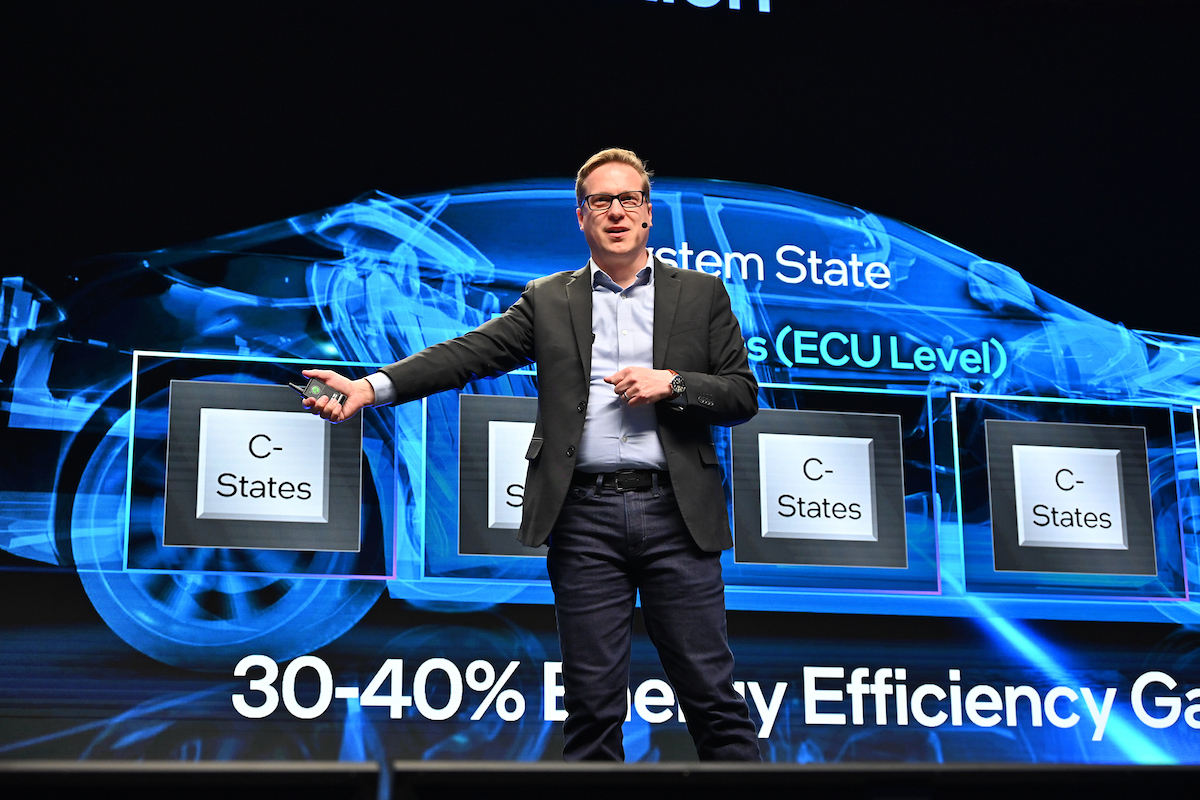 Intel 和 SAE（ 美國汽車工程師協會）於 CES 2024 宣布，將啟動電動車平台電源管理產業標準，也為Intel 帶來不小的挑戰。 圖：翻攝自Intel 臉書