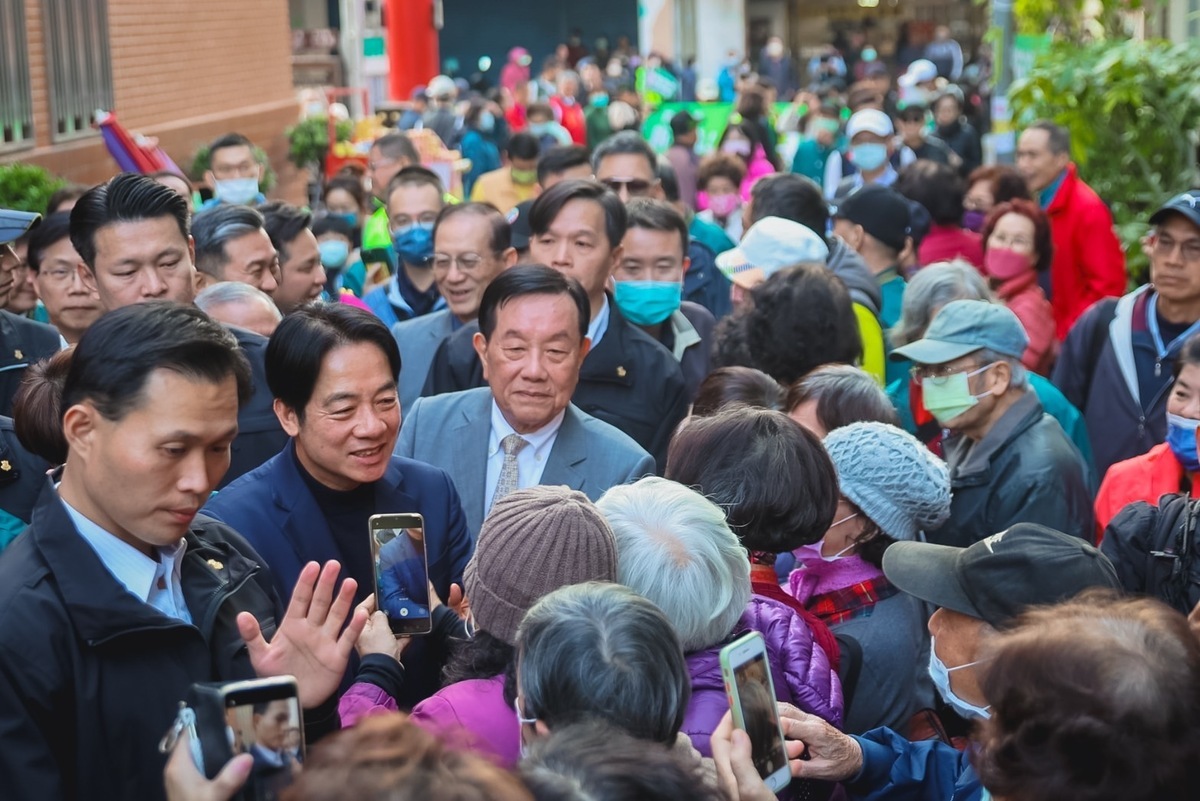 總統當選人賴清德26日下午前往台南台灣首廟天壇參香祈福，受到鄉親們熱烈歡迎。 圖：民進黨提供