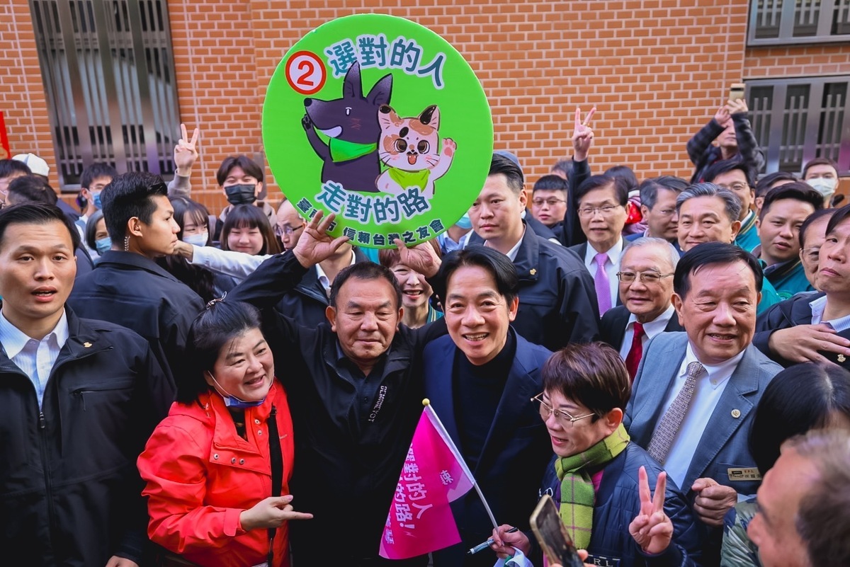 總統當選人賴清德26日下午前往台南台灣首廟天壇參香祈福，受到鄉親們熱烈歡迎。 圖：民進黨提供