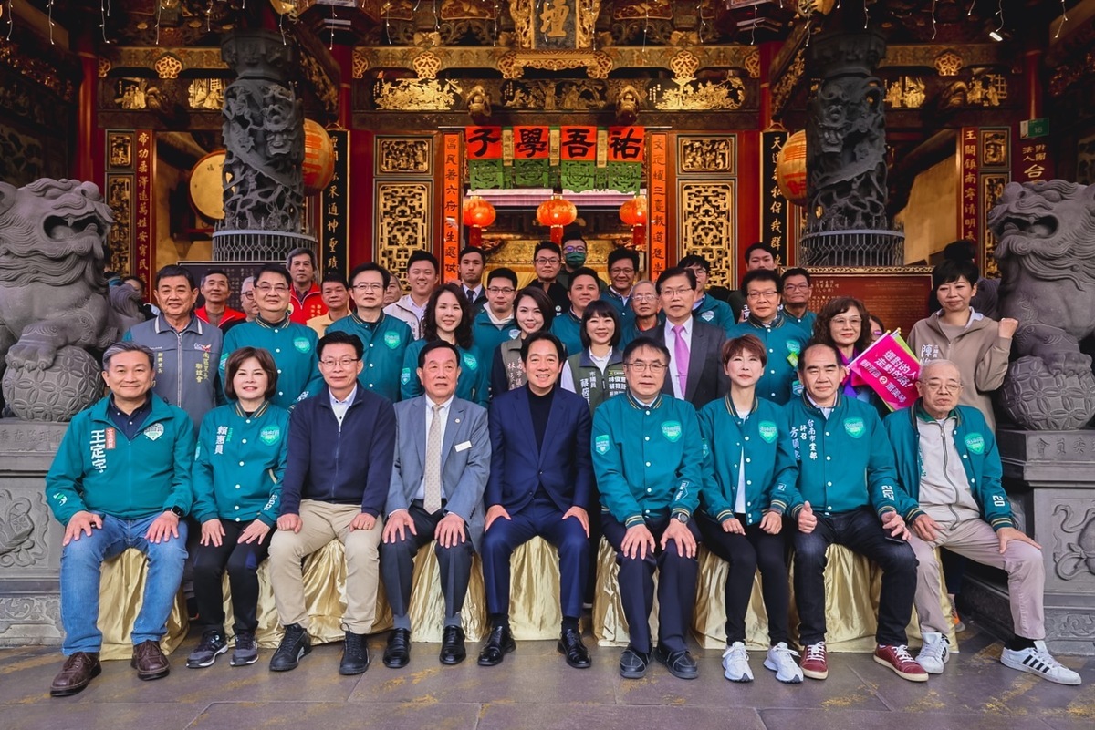 總統當選人賴清德26日下午前往台南台灣首廟天壇參香祈福，與台南市長黃偉哲及立委當選人合影。 圖：民進黨提供