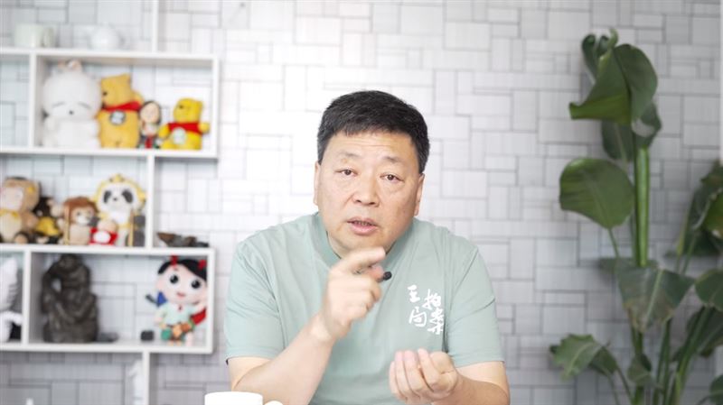 王志安開直播道歉，還酸說：「我真的對不起民進黨，我到台灣之後就應該歌頌民進黨」。 圖：翻攝YouTube