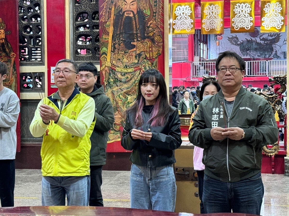黃捷(中)到高雄意誠堂關帝廟參香。 圖：黃捷服務處/提供