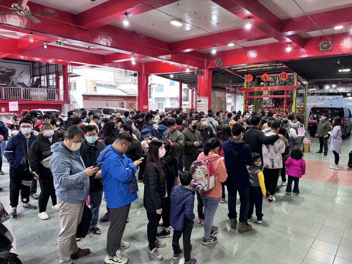 上百位熱情民眾排隊等領黃捷的特製春聯。 圖：黃捷服務處/提供