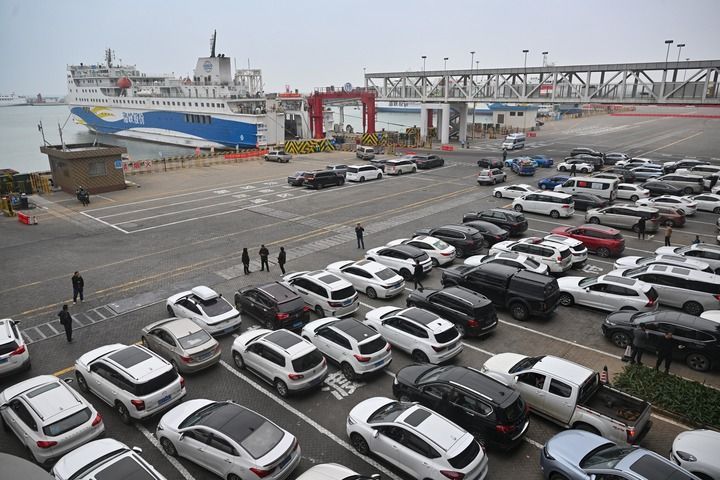 有許多車輛在海口新海港等待登船，踏上回家團圓的路。 圖：翻攝自新華網