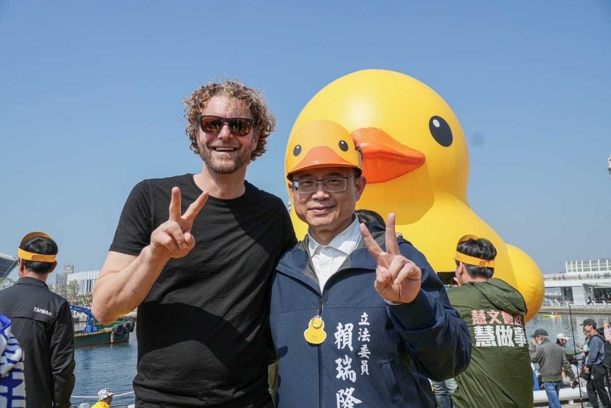 賴瑞隆(右)、霍夫曼重溫10年前小鴨情誼。 圖：賴瑞隆服務處/提供