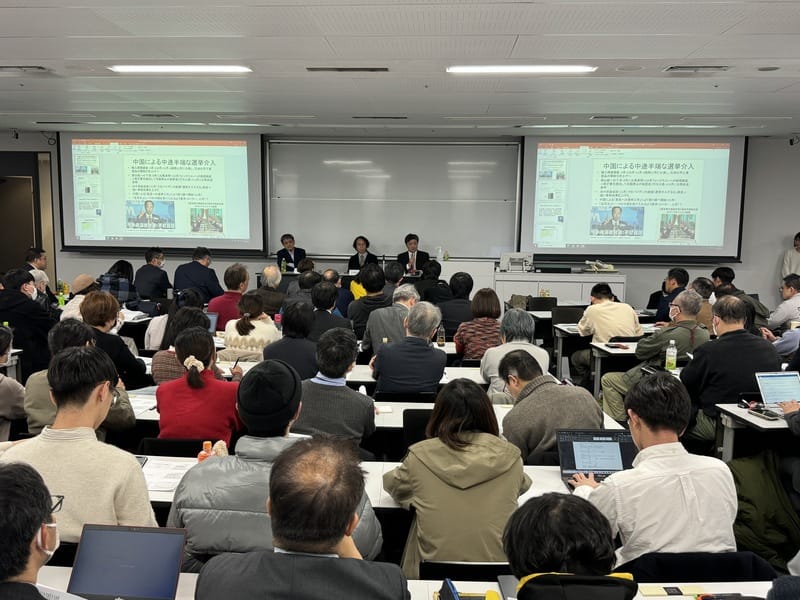 日本台灣學會與早稻田大學台灣研究所26日在早大舉辦台灣總統選舉研究會，湧進250人聆聽。 圖：中央社