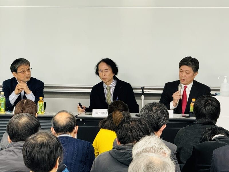 日本台灣學會與早稻田大學台灣研究所26日在早大舉辦台灣總統選舉研究會，由早大名譽教授若林正丈（左）主持，深諳台灣情勢的學者小笠原欣幸（中）、松田康博（右）獲邀演講。 圖：中央社