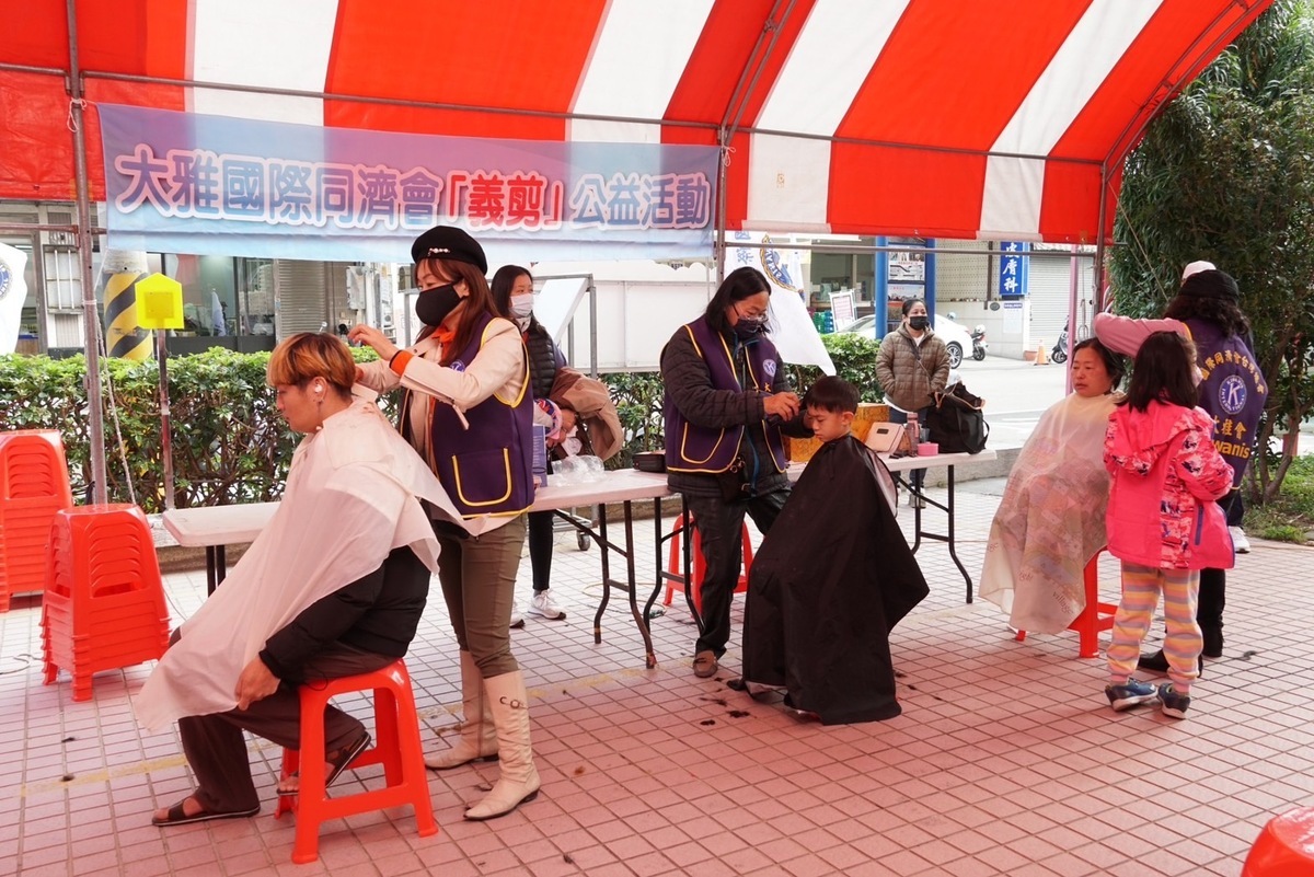 國際同濟會台灣總會台中區舉辦寒冬送暖活動，現場有免費義剪。 圖：大雅國際同濟會/提供