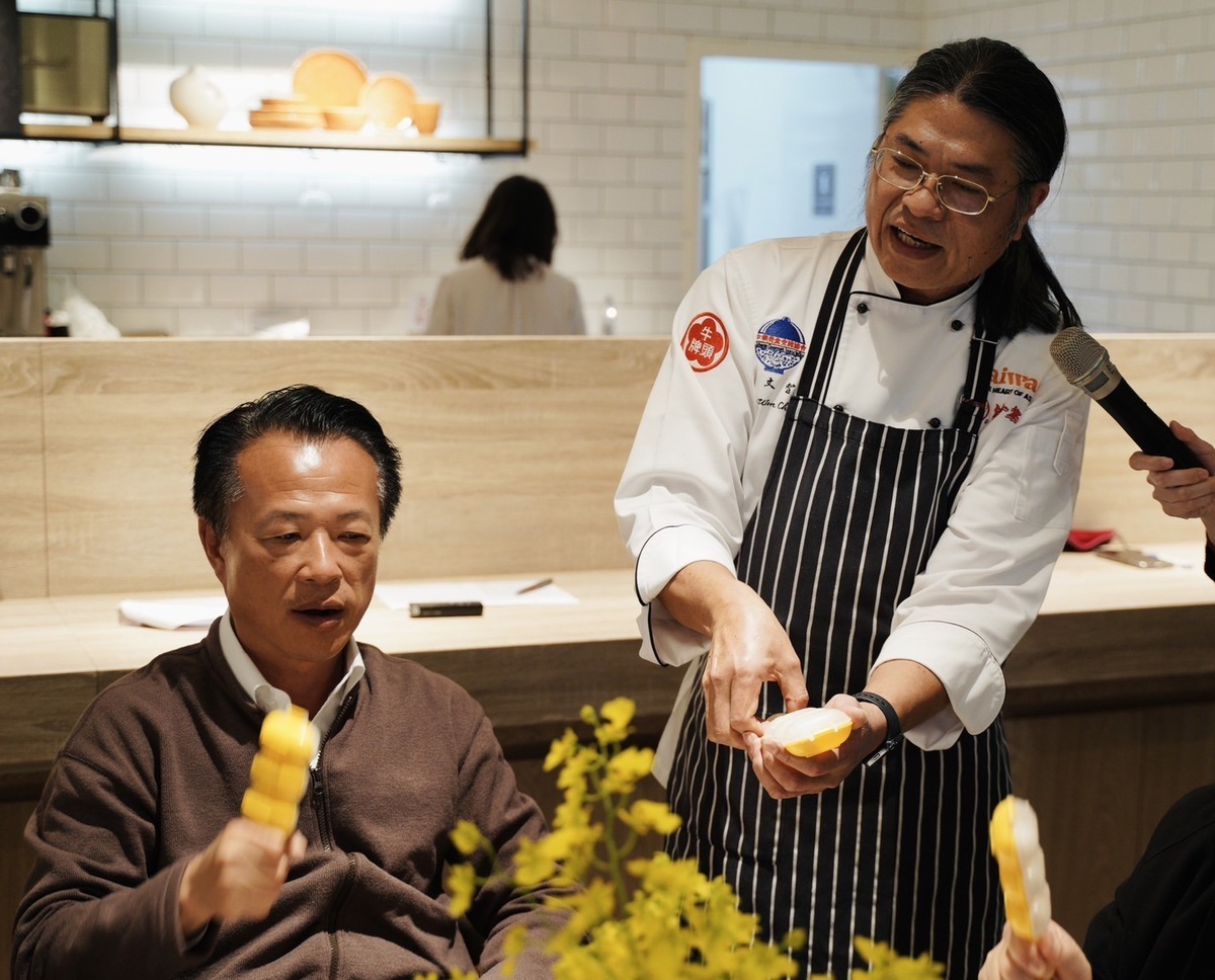 嘉義縣長翁章梁親手製作韓式握拳飯。 嘉義縣政府/提供