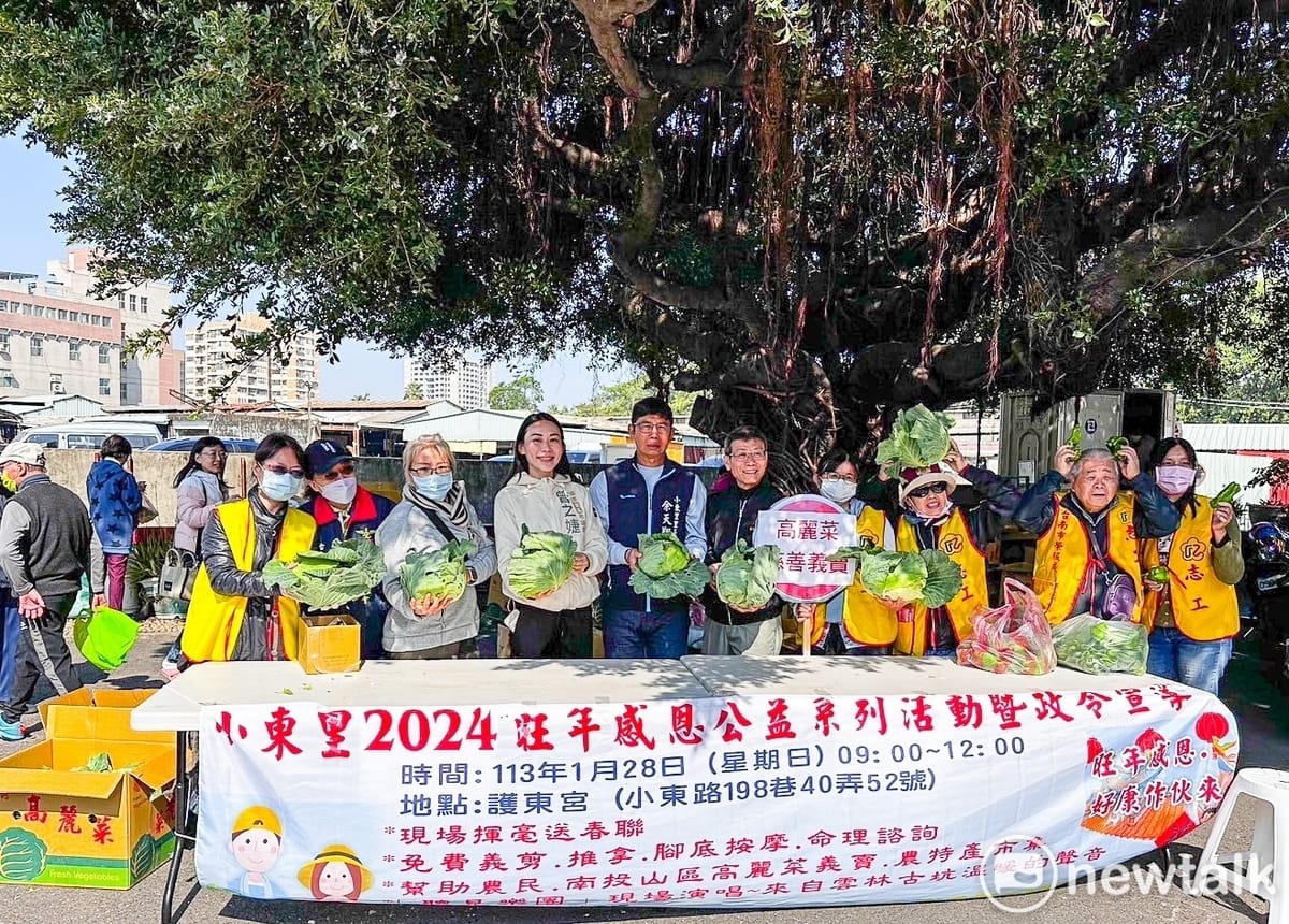 鑑於近來有「菜王」之稱的高麗菜批發價跌到平均每公斤僅剩6元，小東里長余天翔在里內發起高麗菜公益義賣活動，南投農民從山區產地現採後送到活動現場，既能拋磚引玉幫助農民，也能讓民眾嚐到新鮮高麗菜的美味。 圖：黃博郎／攝