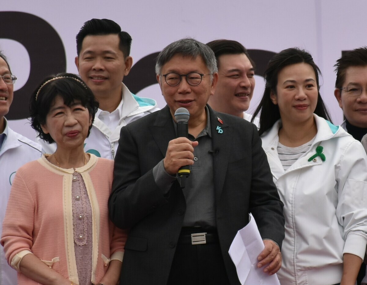 柯文哲(中)在陳佩琪(左)套吳欣瑩(右)陪同下出席南台灣感恩音樂會。 圖：孫家銘／攝