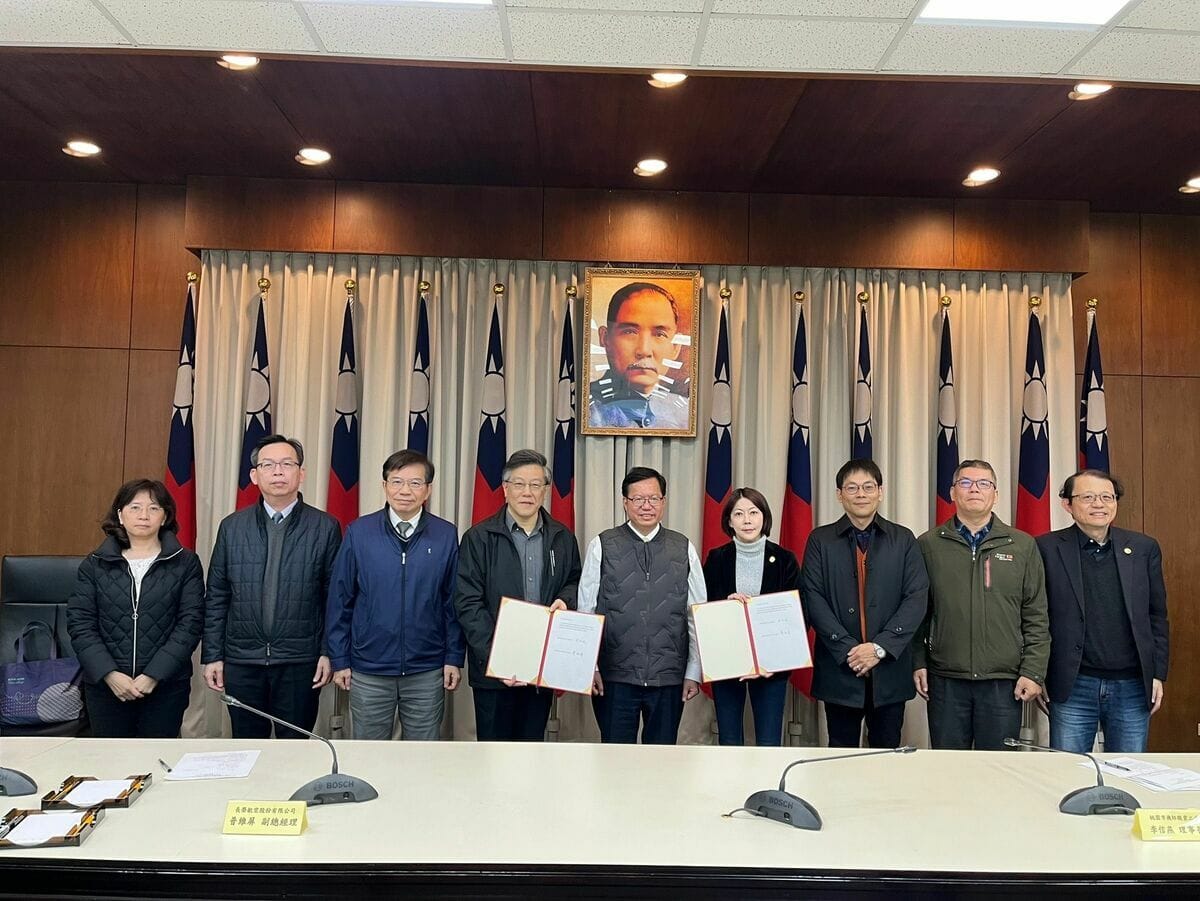 長榮航空春節罷工危機解除，勞資雙方晚間在行政院正式簽約。左起民航局長何淑萍、交通部次長林國顯、交通部長王國材、長榮航空副總經理普維屏、行政院副院長鄭文燦、機師工會理事長李信燕、內政部次長王安邦等在勞資雙方簽屬協議後合影。 圖：交通部提供