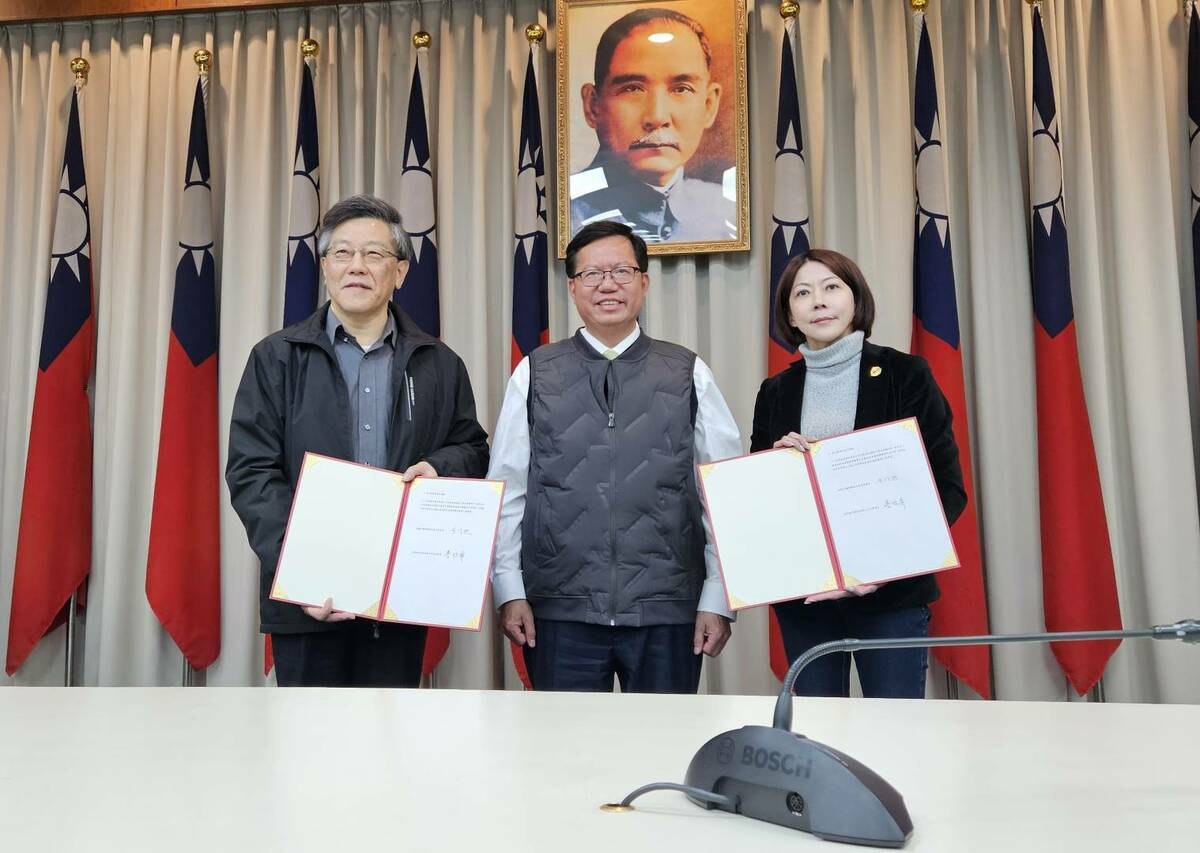 機師工會長榮分會與長榮航空公司28日針對勞資爭議逐項達成協議，取消春節、清明連假罷工行動，並在行政院副院長鄭文燦（中）見證下，由長榮航空副總經理普維屏（左）、機師工會理事長李信燕（右）代表簽約。 圖：機師工會提供