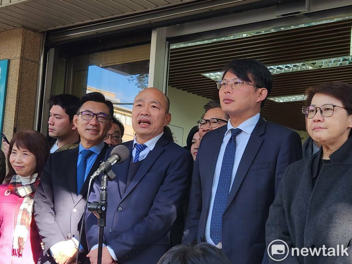 國民黨不分區立委當選人韓國瑜與江啟臣拜會民眾黨立法院黨團，與黃國昌等8席民眾黨立委當選人進行密室協商。 圖：黃建豪/攝