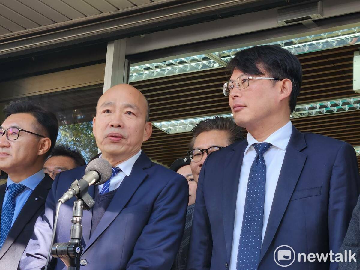 國民黨不分區立委當選人韓國瑜與江啟臣拜會民眾黨立法院黨團，與黃國昌等8席民眾黨立委當選人進行密室協商。 圖：黃建豪/攝