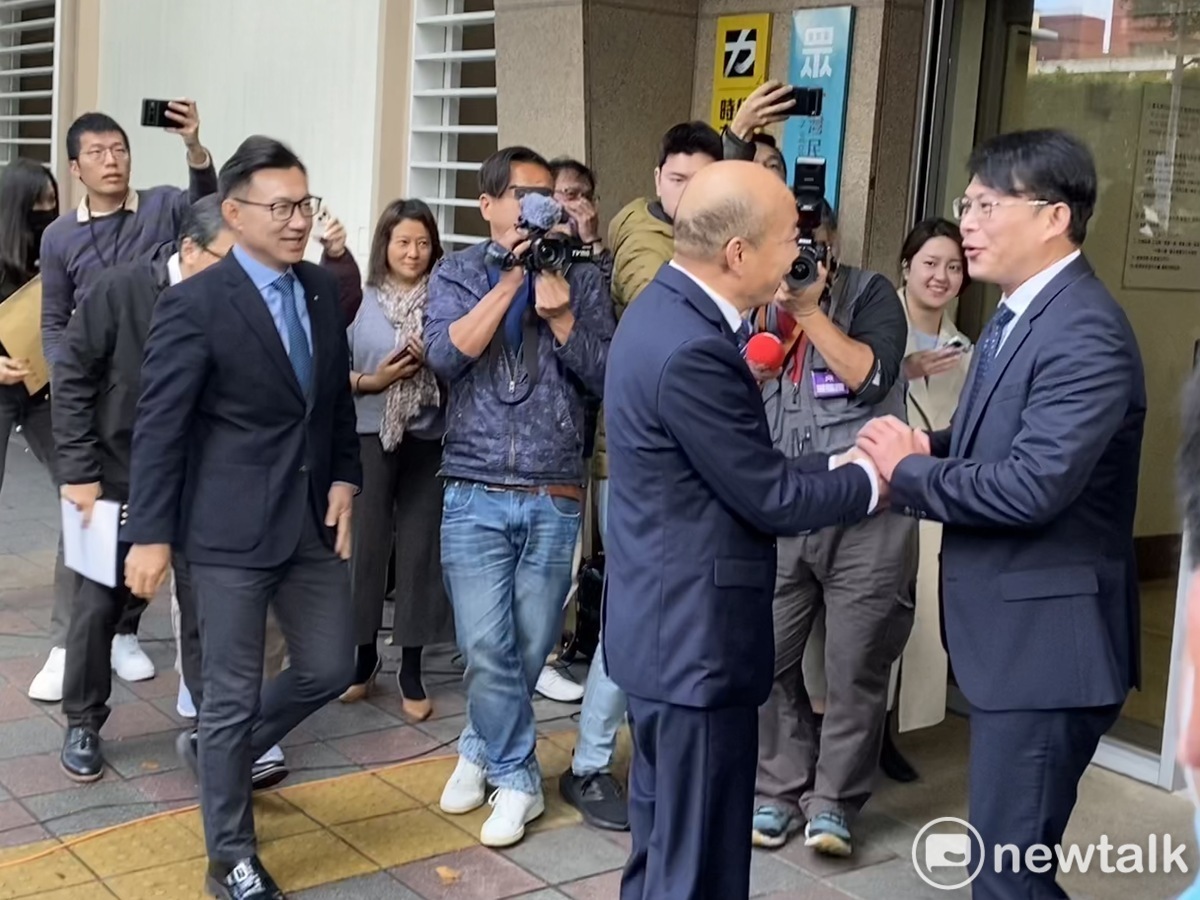 角逐立法院長的國民黨準立委韓國瑜與民眾黨準立委黃國昌握手。 圖：周煊惠 / 攝
