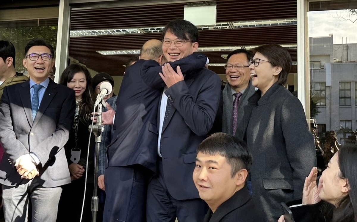 韓國瑜拜會民眾黨團熱情獻擁抱 黃國昌：良性互動 絕沒「私設刑堂」