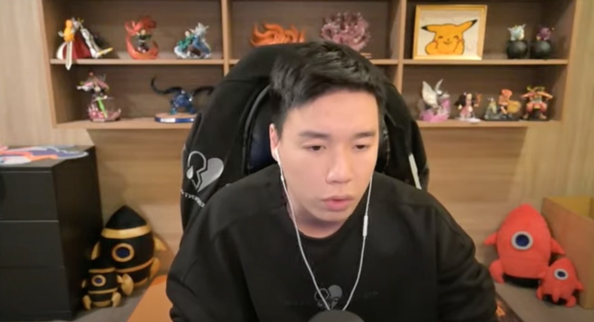 Toyz再次開直播邀請網友一起看密錄器畫面，指出警方到場時仍繼續放任他被打，怒批「連保護被害人都做不到」。 圖：翻攝自Toyz YT頻道