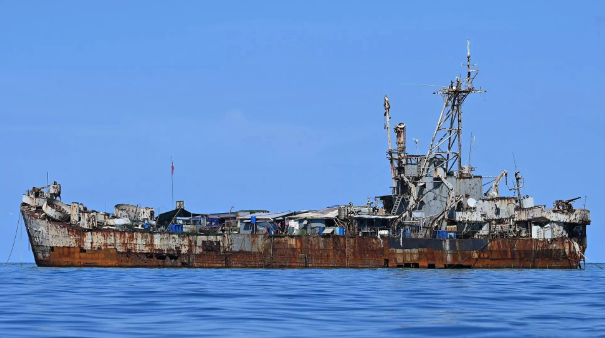 坐灘在仁愛礁的「馬德雷山號」登陸艦是菲律賓船隻常補給的目標，目前鏽跡斑斑，快要解體。 圖 : 翻攝自騰訊網