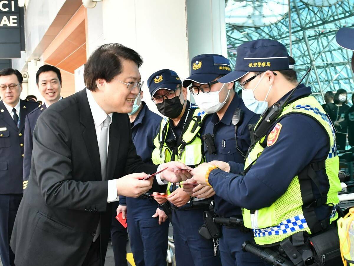 內政部長林右昌慰問警察同仁。 圖：內政部提供