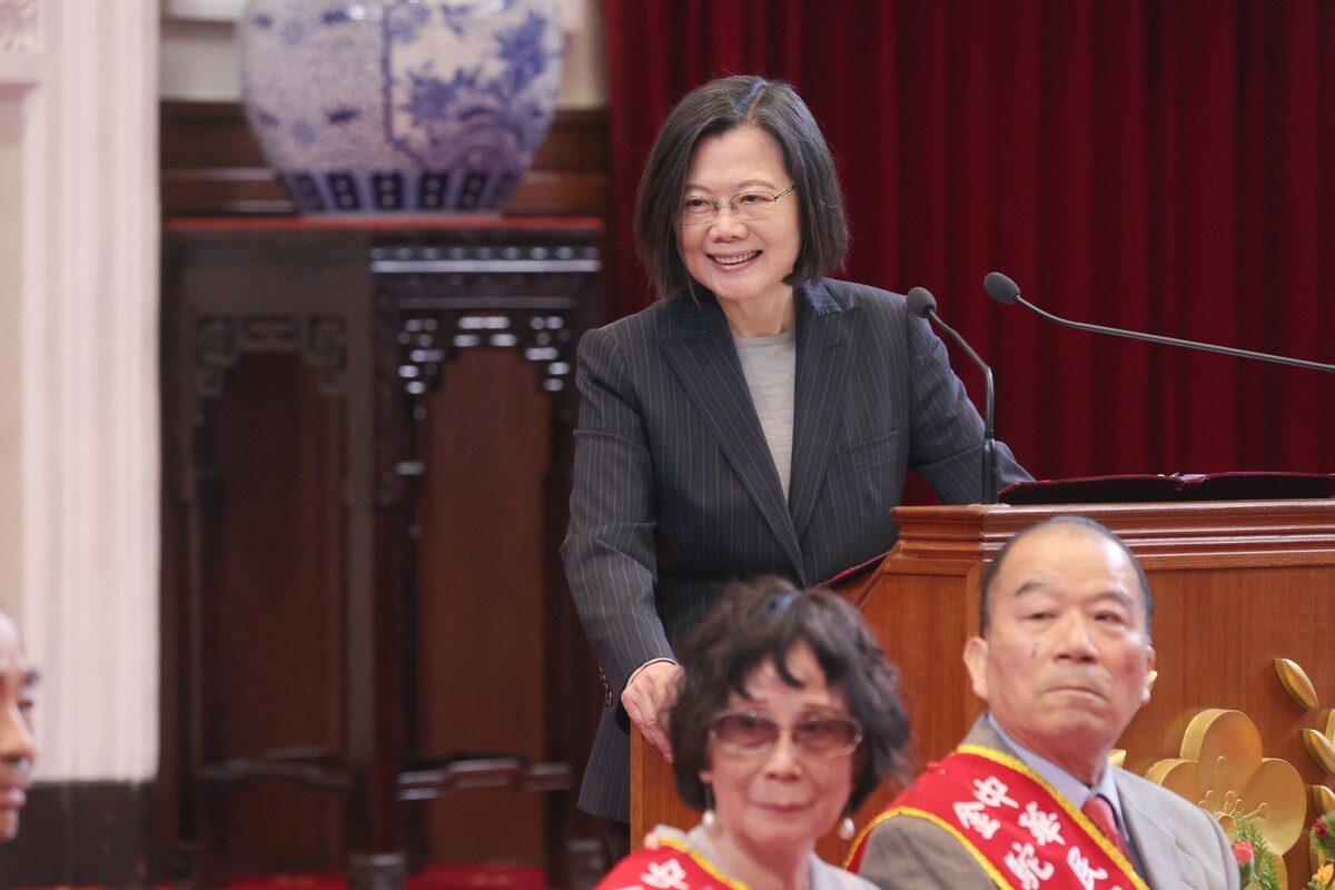總統蔡英文接見「第29屆志願服務楷模『金駝獎』得獎人」。 圖：總統府提供