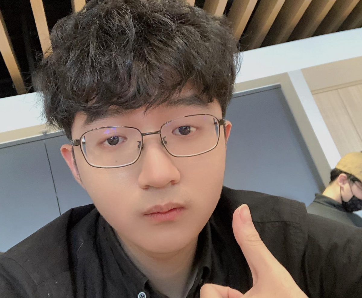超負荷先前在直播時因被官方判定「意外的裸露或色情」導致Twitch頻道遭到永久停權。 圖：翻攝自張家盛IG