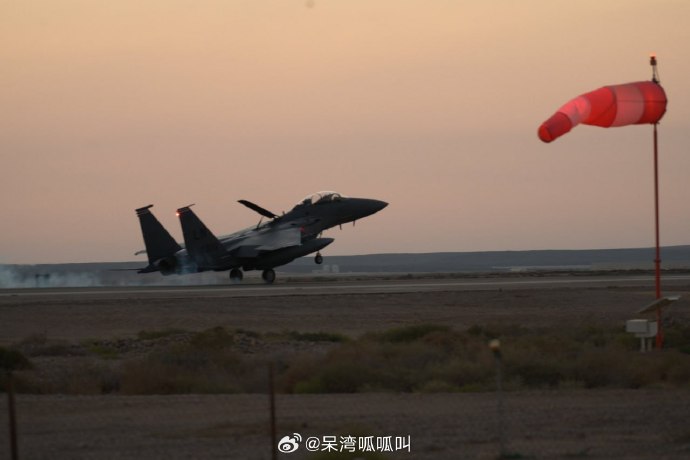 英國皇家空軍雷肯希斯(Lakenheath)基地的F-15E「打擊鷹式」(Strike Eagle)戰鬥轟炸機。 圖：翻攝「微博」@呆灣呱呱叫(資料照)