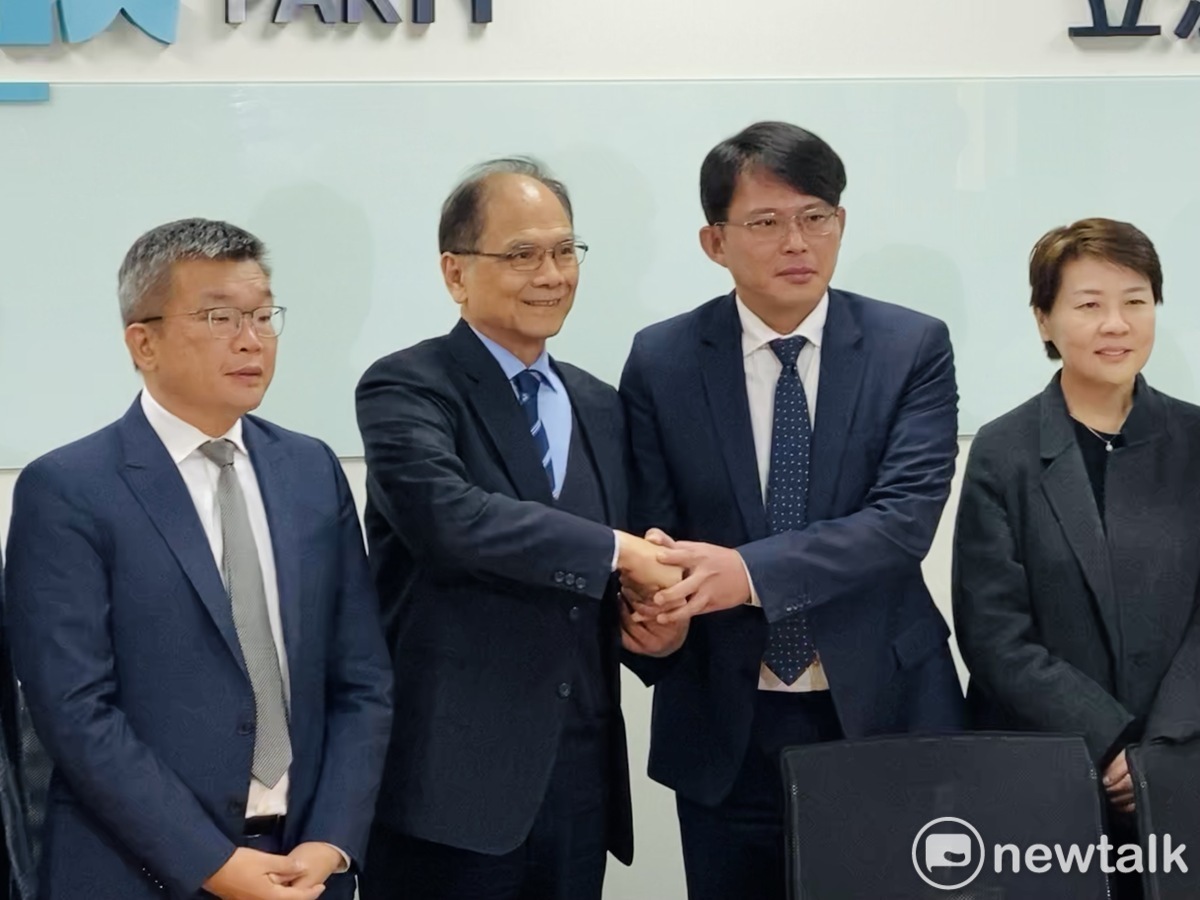 立法院正副院長游錫堃（左2）、蔡其昌（左1）今拜會民眾黨立委當選人黃國昌（右2）、黃珊珊（右1）等人。 圖：周煊惠 / 攝