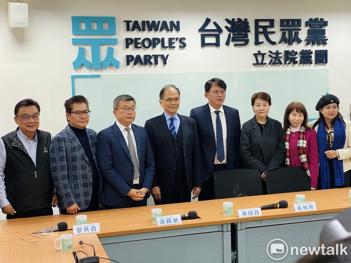 立法院正副院長游錫堃（中）、蔡其昌（左）今拜會民眾黨立委當選人黃國昌、黃珊珊、陳昭姿8位委員。 圖：周煊惠 / 攝