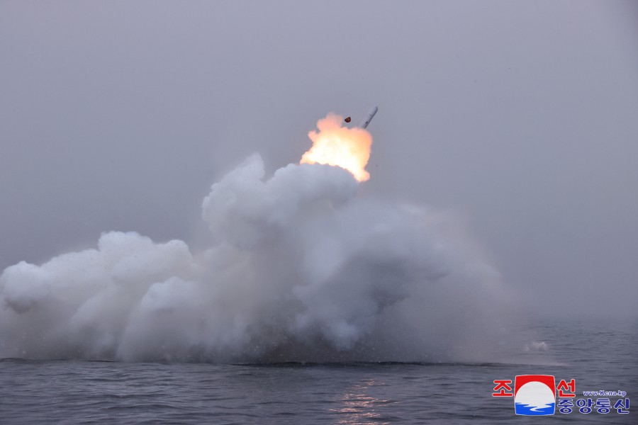 北韓官媒《朝中社》釋出28日試射潛射「火箭-3-31」巡弋飛彈照片。因看不到潛艦載體，南韓推測可能由駁船發射。 圖：翻攝朝中社
