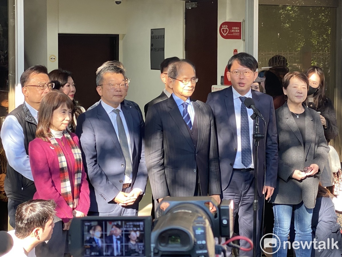 立法院正副院長游錫堃（中）、蔡其昌（左）拜會民眾黨立委當選人黃國昌等人。 圖：周煊惠 / 攝