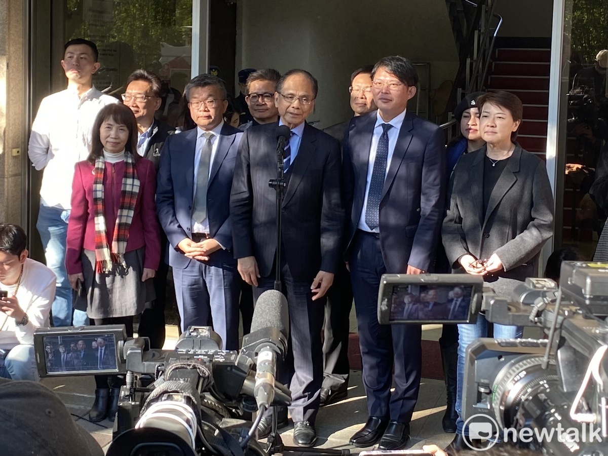 立法院正副院長游錫堃（中）、蔡其昌（左）拜會民眾黨立委當選人黃國昌等人。 圖：周煊惠 / 攝