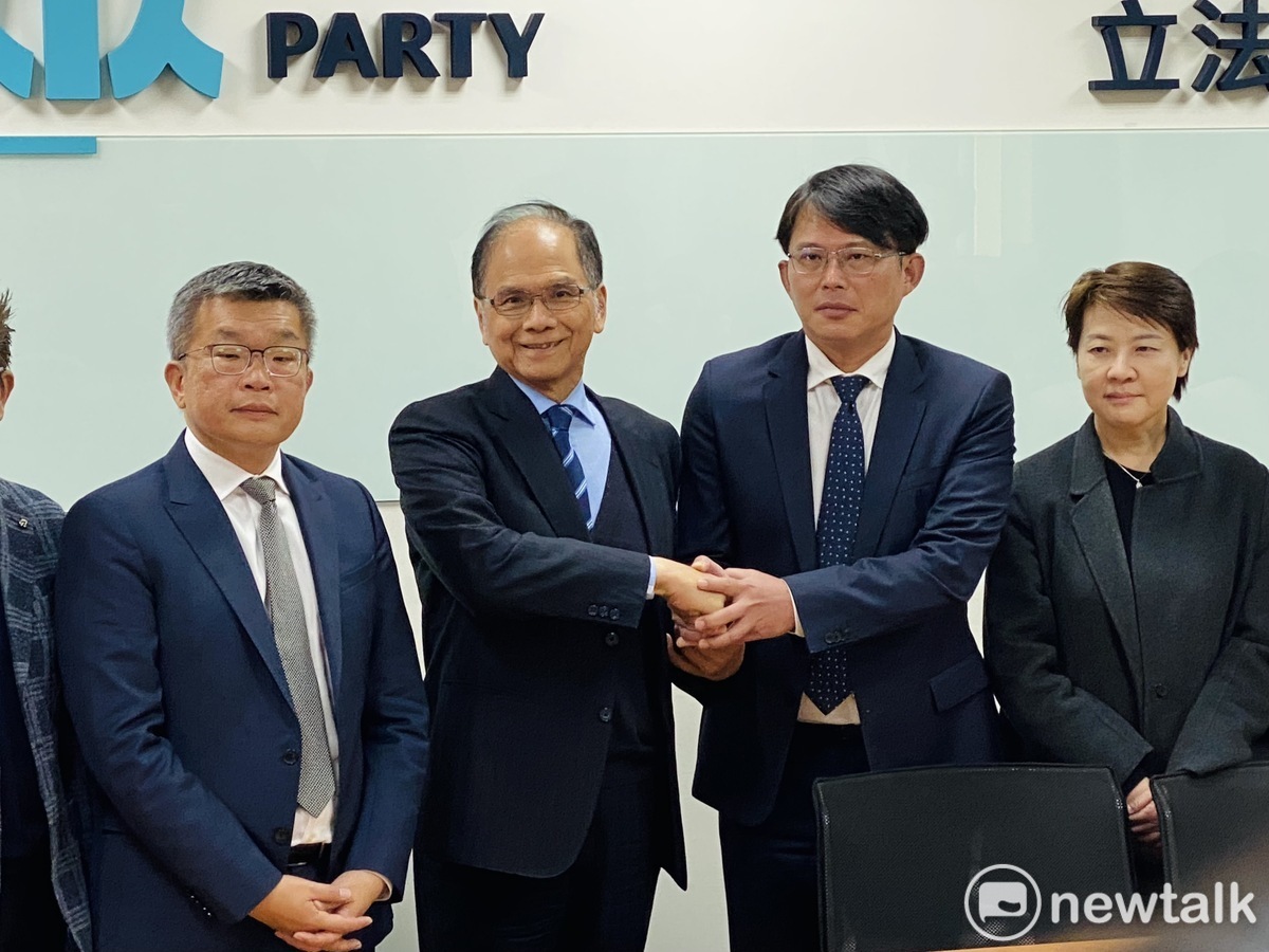 立法院正副院長游錫堃（中）、蔡其昌（左）拜會民眾黨立委當選人黃國昌等人 圖：周煊惠 / 攝