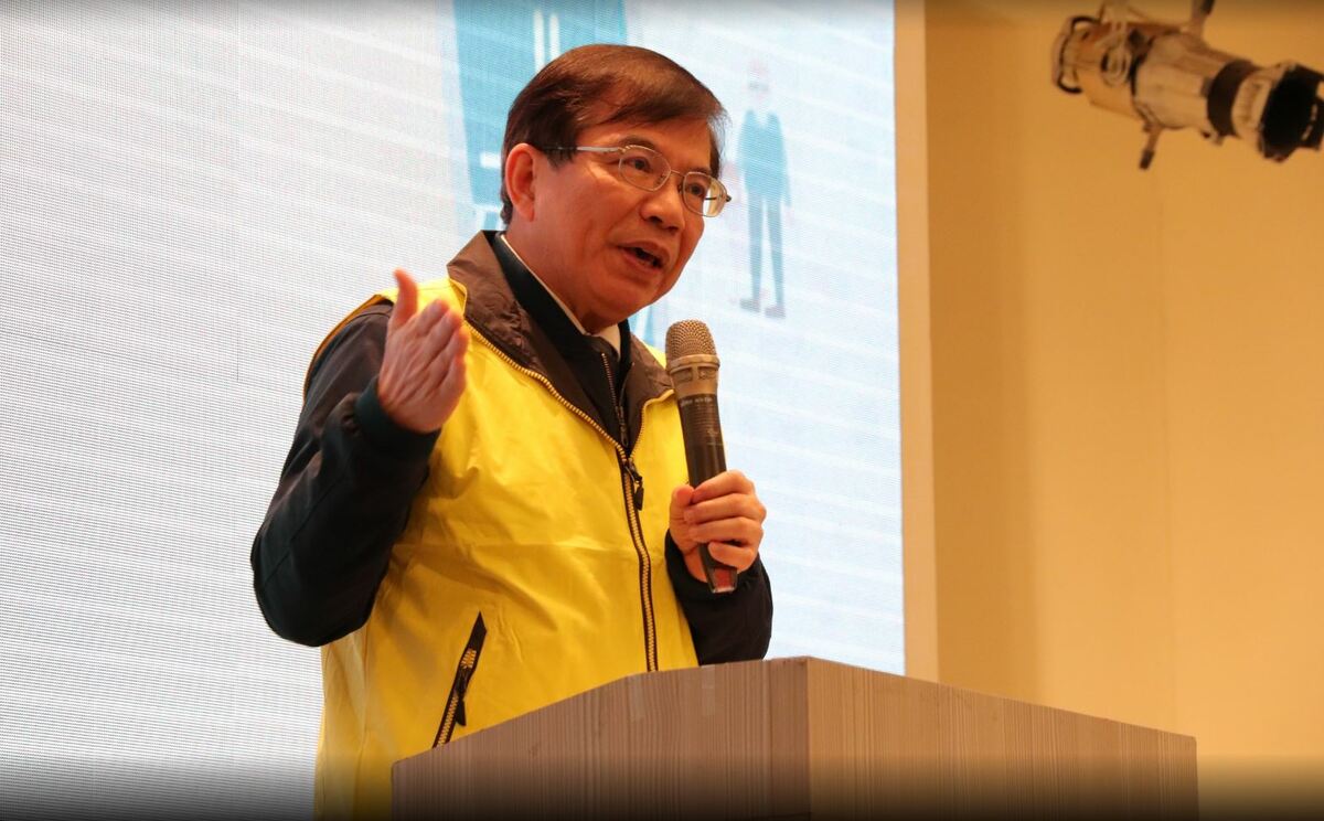 交通部長王國材29日出席「年度路老師頒獎授證典禮」，於會前聯訪時表示，針對罷工行動已經退票且負擔手續費的旅客，是否退回手續費，由長榮妥善處理。 圖：交通部／提供