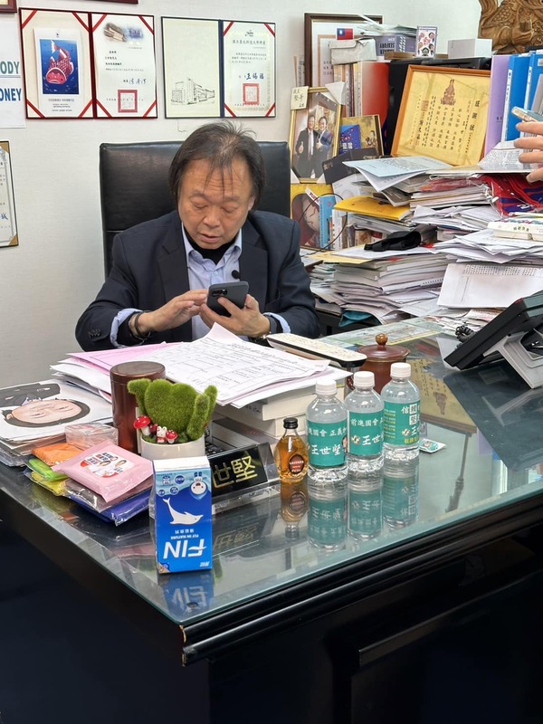 王世堅下午在臉書po出一張自己認真使用手機的側拍照說道，「阿堅終於懂大家的樂趣」。 圖：取自王世堅臉書