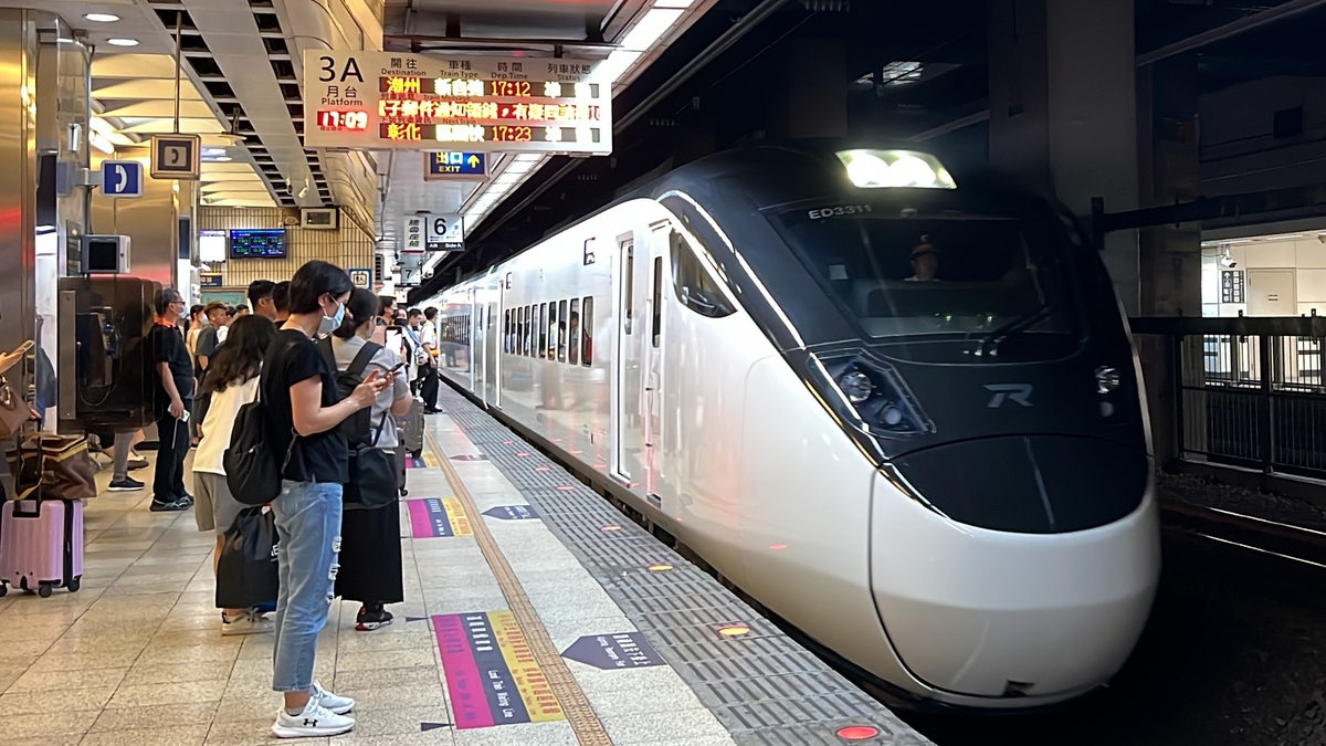 今(13)日台鐵公司董事長杜微表示，台鐵今年元旦起掛牌後，今年1、2月營收較去年同期成長，從去年每天供4900萬個座位，今年提升至5128萬個座位。 圖：台鐵公司／提供