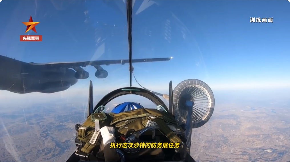 中國空軍「八一飛行表演隊」應邀飛沙烏地阿拉伯表演，官媒大肆宣傳運油-20為表演機空中加油，實現不落地轉場「一站直飛」。 圖：翻攝央視軍事