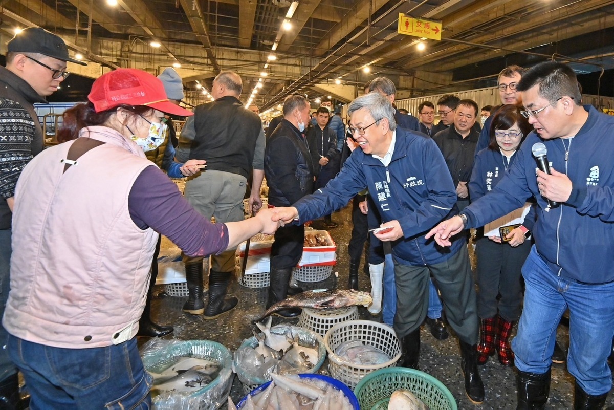 行政院長陳建仁今（30）日清晨前往萬大魚類批發市場視察漁產品交易情形。 圖：行政院提供