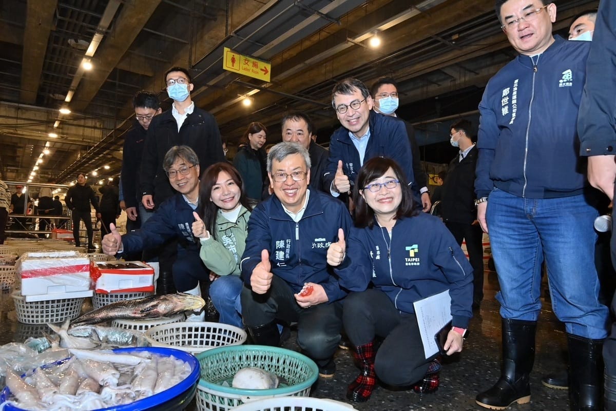 行政院長陳建仁今（30）日清晨前往萬大魚類批發市場視察。 圖：行政院提供