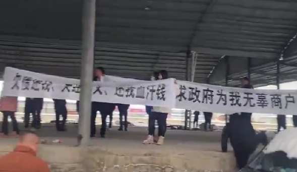 河南太行物流於 15 日連夜捲款潛逃，商戶們 16 日前往公司總部維權，卻發現人去樓空。 圖：翻攝自X帳號「李老師不是你老師」