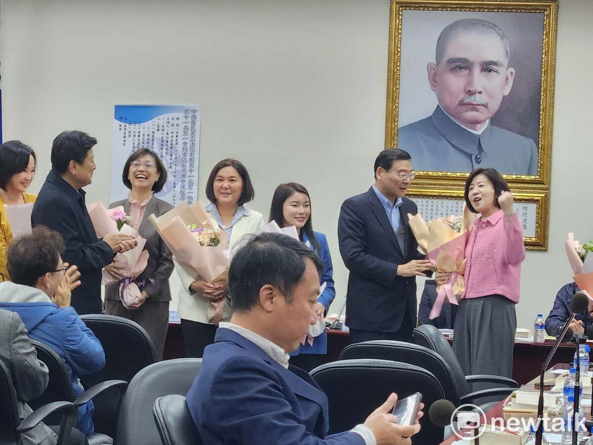 傅崐萁特地安排橋段向曾銘宗致意，讓國民黨女立委逐一向曾銘宗獻花。 圖：黃建豪/攝