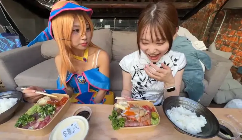 ▲昨（29）日晚間日本正妹實況主michaaam與ruunachu也試吃超哥丼飯，不料夾一口直接面露難色。（圖／取自Twitch台北建東）