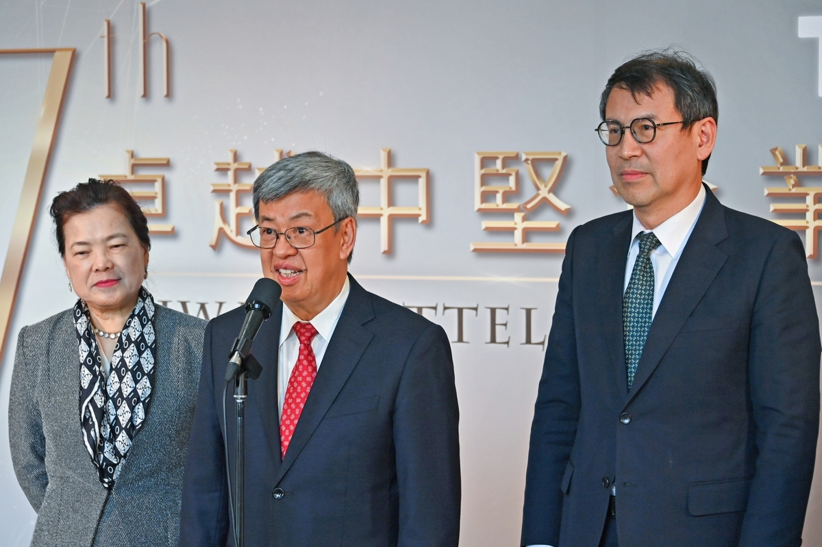 行政院長陳建仁今（30）日下午出席「第7屆卓越中堅企業獎頒獎典禮」前受訪。 圖：行政院提供