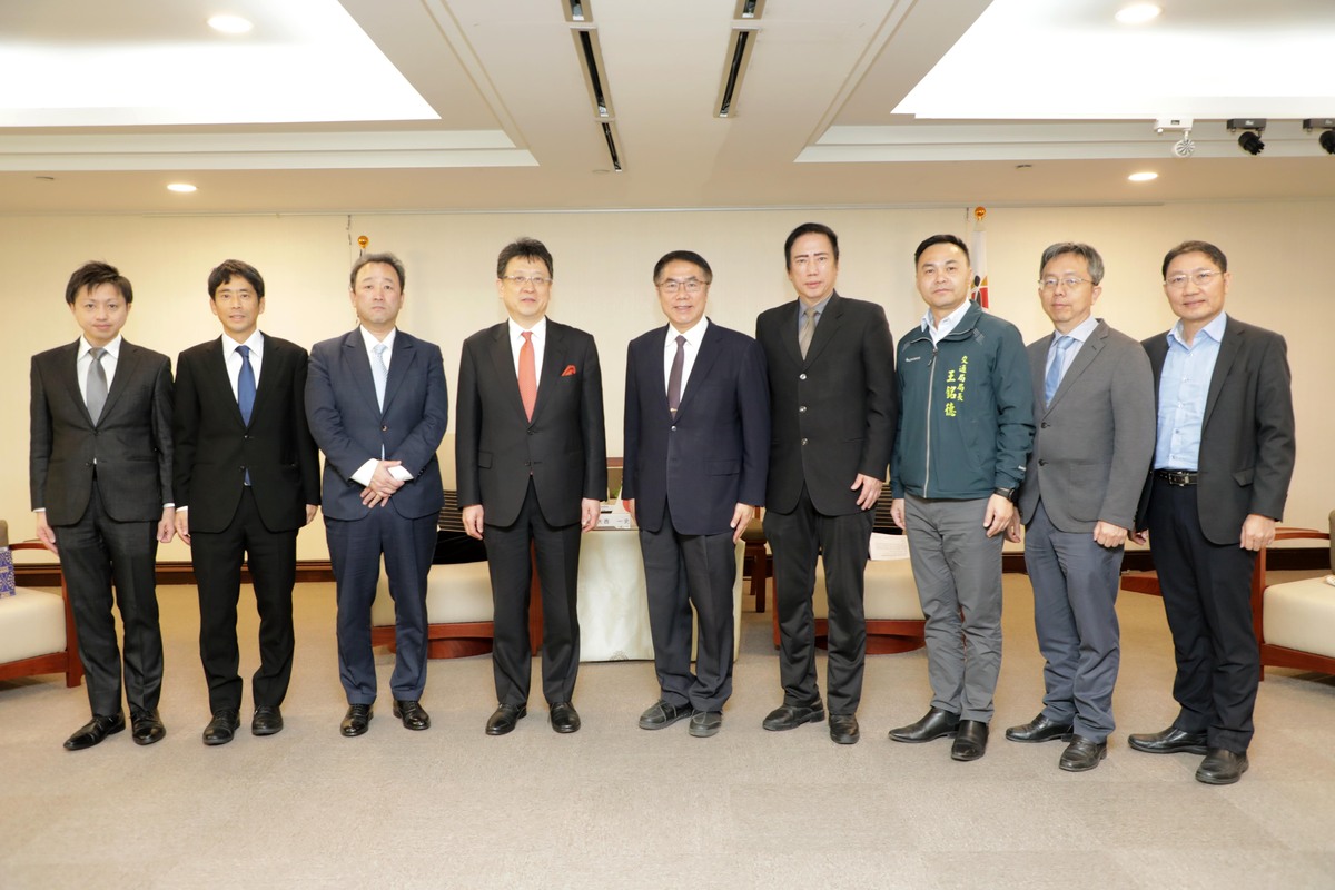 日本熊本市長大西一史等人前來拜會，台南市長黃偉哲率新聞及國際關係處長蘇恩恩、交通局長王銘德、水利局副局長詹益欽及都發局副局長顏永坤等相關單位代表接待、討論，期待這次會面開啟更多合作。 圖：台南市政府提供