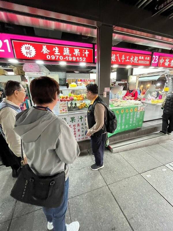 女星購買2片甜糕嚇壞，台北市消保官今(30)日前往稽查後指出，已要求該攤販標明價格及計價方式，否則將開罰。 圖：台北市法務局／提供