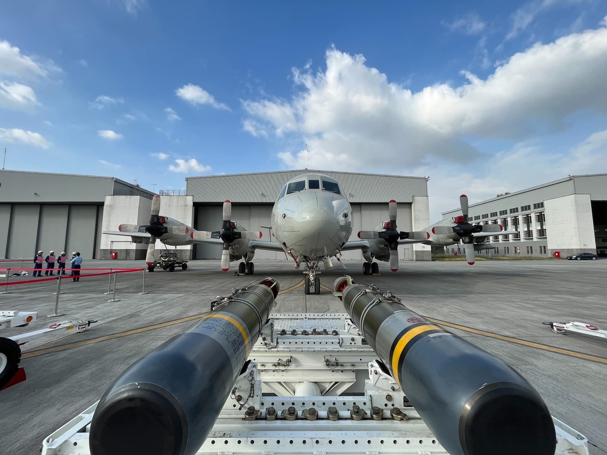 空軍113年春節加強戰備操演，第六混合聯隊P-3C型機配賦彈藥靜態陳展，前為空投型反潛魚雷。 圖：翻攝「臉書」國防部發言人粉絲專頁